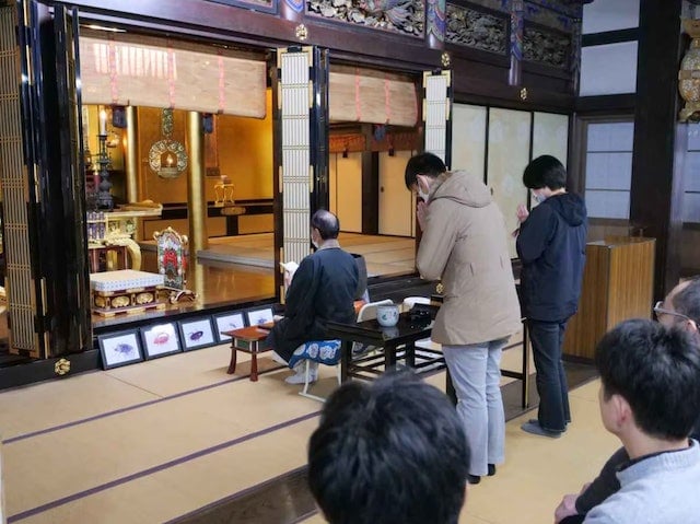 Nhật Bản: Công ty sản xuất thuốc trừ sâu tổ chức đi chùa để làm 'lễ cầu siêu' cho những con côn trùng đã bị tiêu diệt - Ảnh 1.