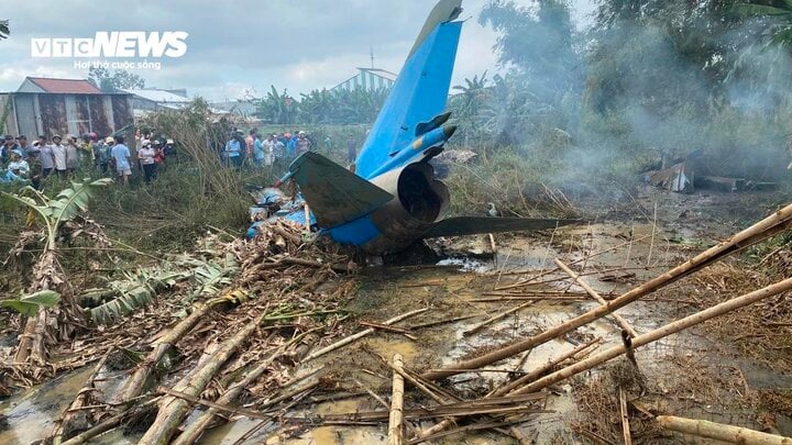 Máy bay rơi đâm trúng nhà dân: 'Đang ăn cơm thì bàng hoàng nghe tiếng nổ lớn' - Ảnh 2.