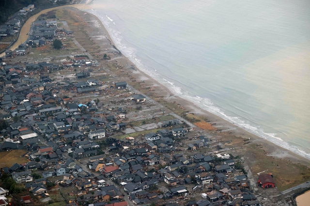 Người dân Nhật Bản kể lại giây phút chạy thoát sóng thần: Lần đầu thấy thủy triều rút cách bờ biển 180 mét, 5 phút sau, &quot;bức tường&quot; nước cao 3m ập tới cuốn phăng mọi thứ - Ảnh 3.