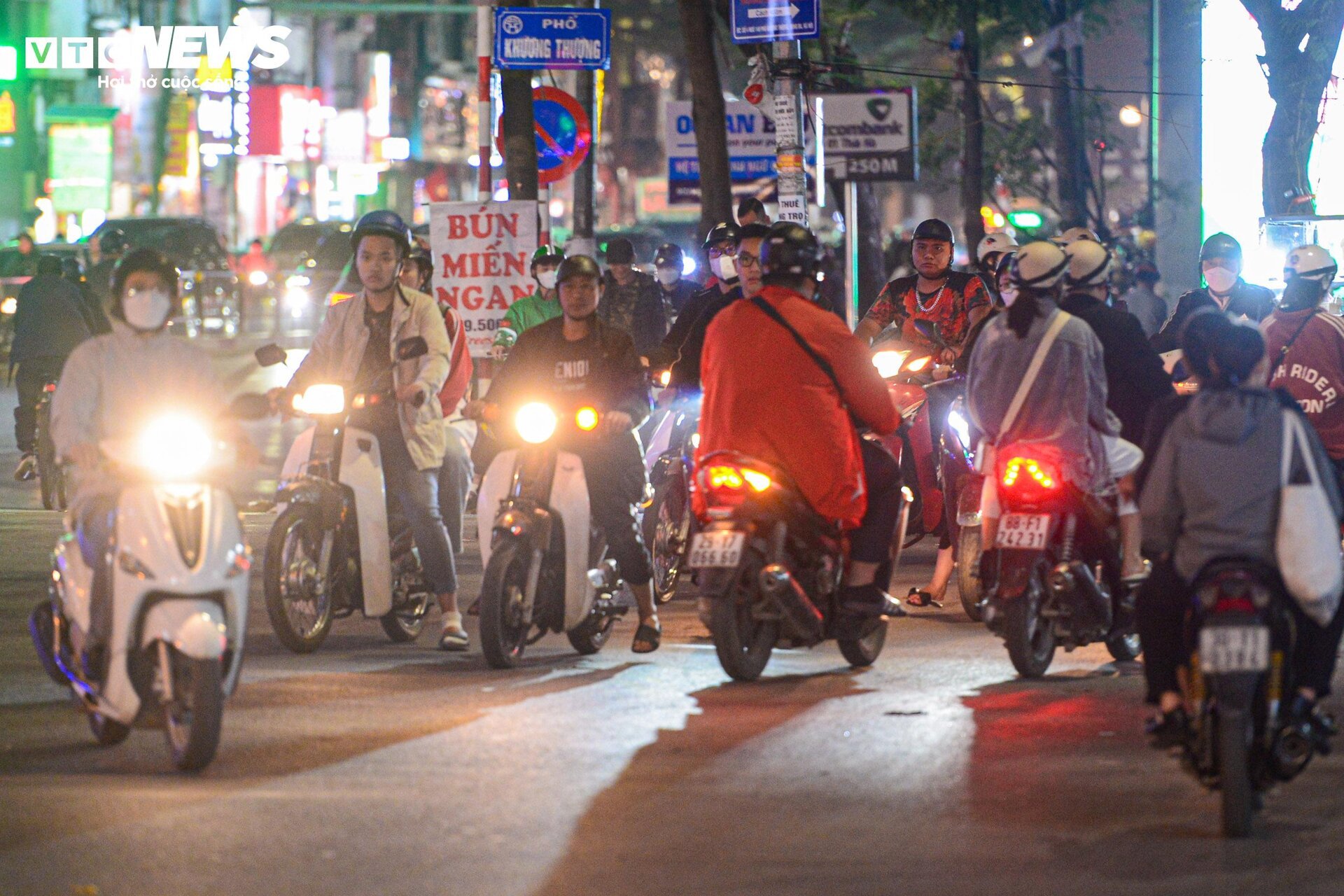 Vắng CSGT, đoàn người rồng rắn đi ngược chiều trên phố Hà Nội - Ảnh 3.