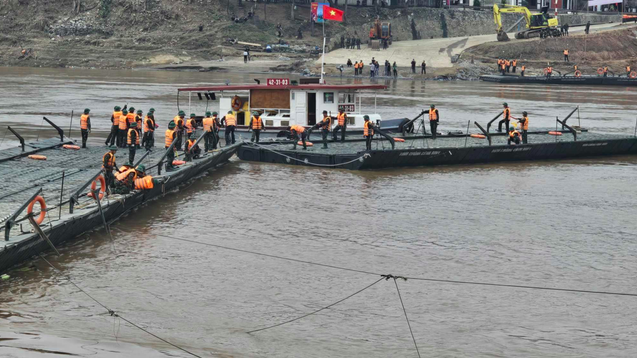 Đóng cầu phao Phong Châu do nước sông Hồng dâng cao- Ảnh 1.