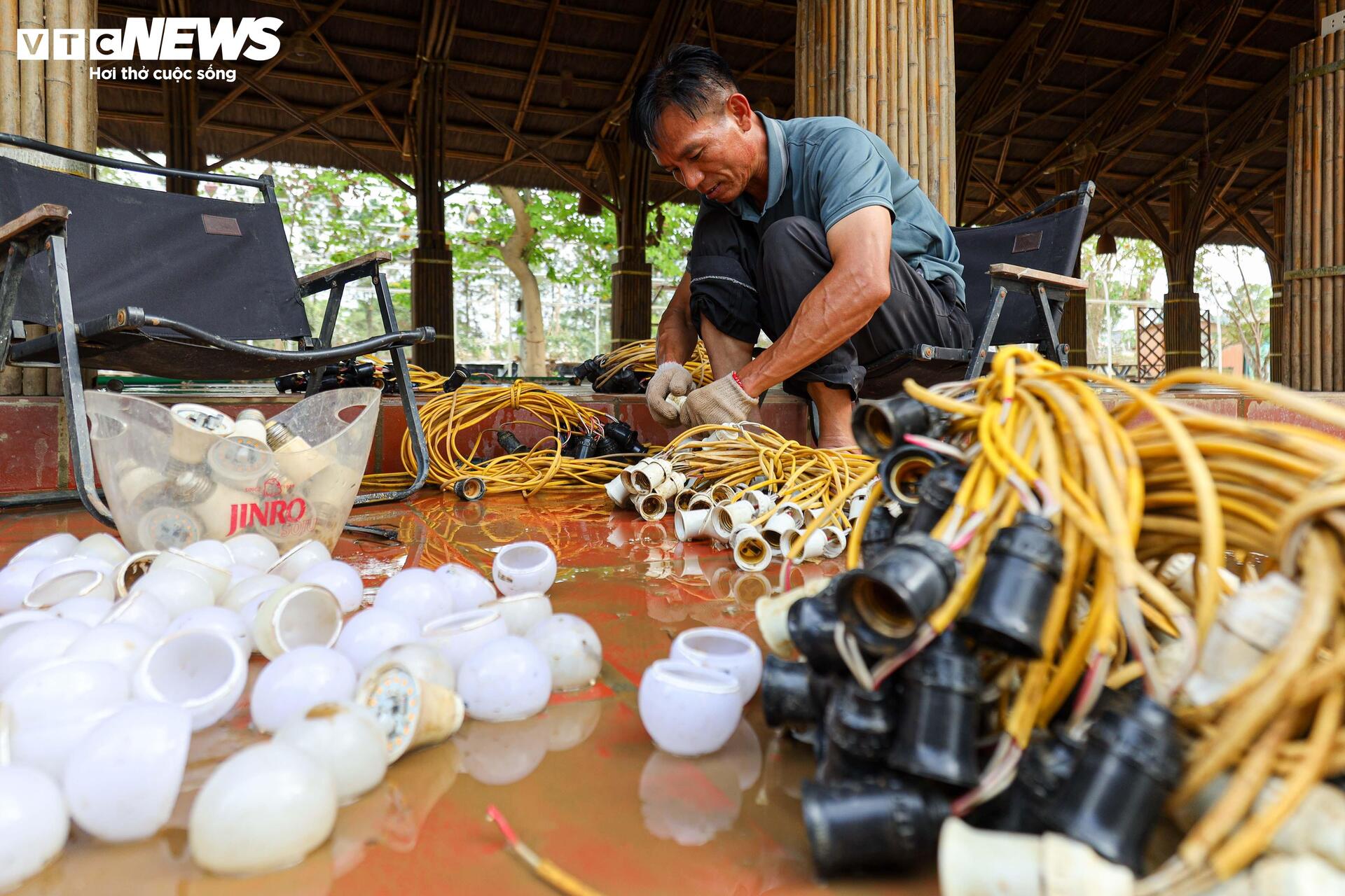 Cảnh tan hoang khó tin ở vườn hoa nổi tiếng, từng 'hái ra tiền' tại Hà Nội- Ảnh 16.