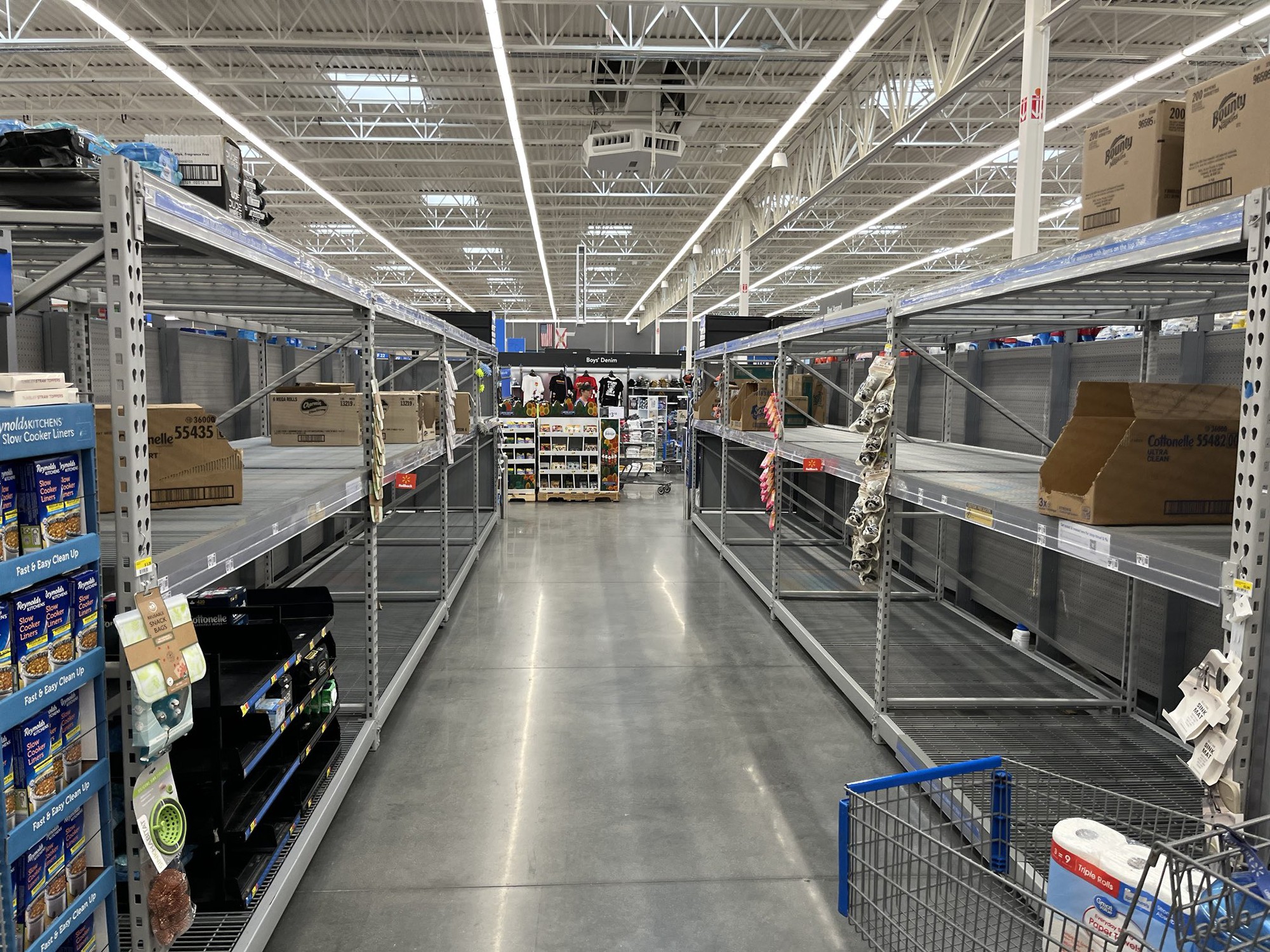 Hàng loạt siêu thị trống trơn trước siêu bão Milton: Một mặt hàng trở nên khan hiếm- Ảnh 7.