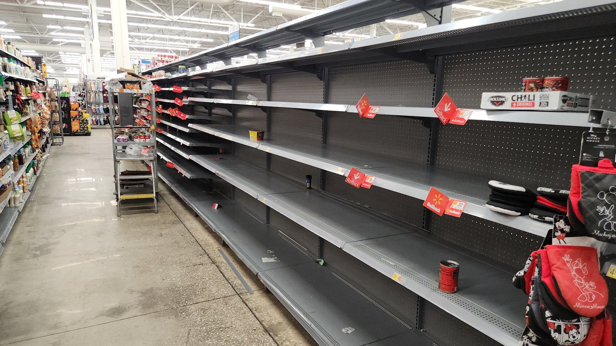 Hàng loạt siêu thị trống trơn trước siêu bão Milton: Một mặt hàng trở nên khan hiếm- Ảnh 9.