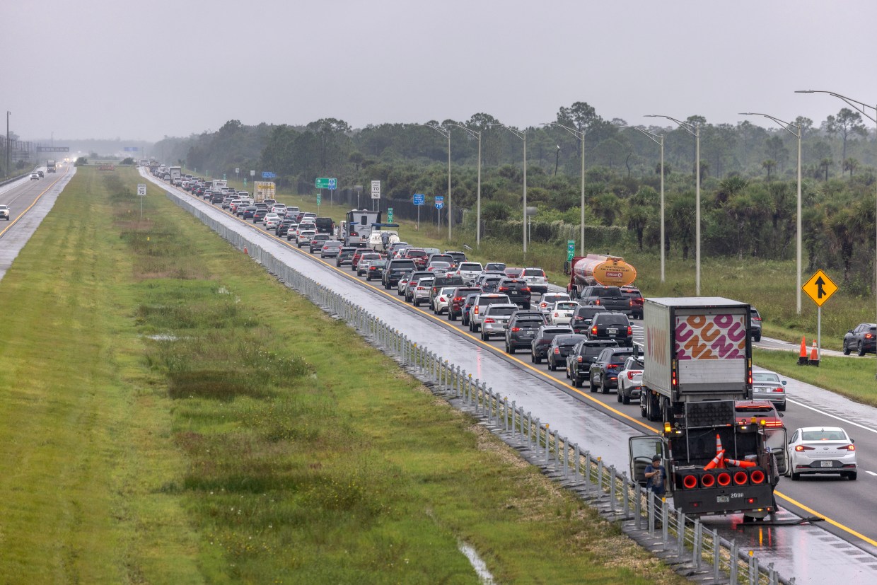 Video: Lốc xoáy quét qua xa lộ Florida trước khi bão Milton đổ bộ, hàng loạt cảnh báo cấp cao được đưa ra- Ảnh 1. Video: Lốc xoáy quét qua xa lộ Florida trước khi bão Milton đổ bộ, hàng loạt cảnh báo cấp cao được đưa ra- Ảnh 1.