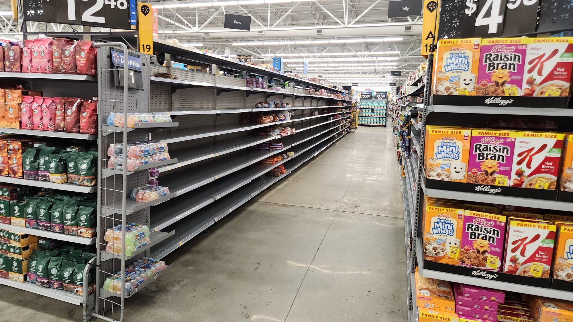 Hàng loạt siêu thị trống trơn trước siêu bão Milton: Một mặt hàng trở nên khan hiếm- Ảnh 10.