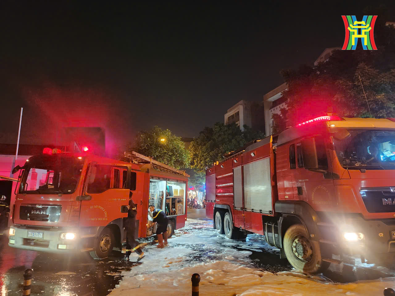 Ảnh, clip: Hiện trường vụ cháy tại Bệnh viện Đức Giang, cột lửa và khói bốc lên ngùn ngụt khiến nhiều người hốt hoảng- Ảnh 10. Ảnh, clip: Hiện trường vụ cháy tại Bệnh viện Đức Giang, cột lửa và khói bốc lên ngùn ngụt khiến nhiều người hốt hoảng- Ảnh 10.