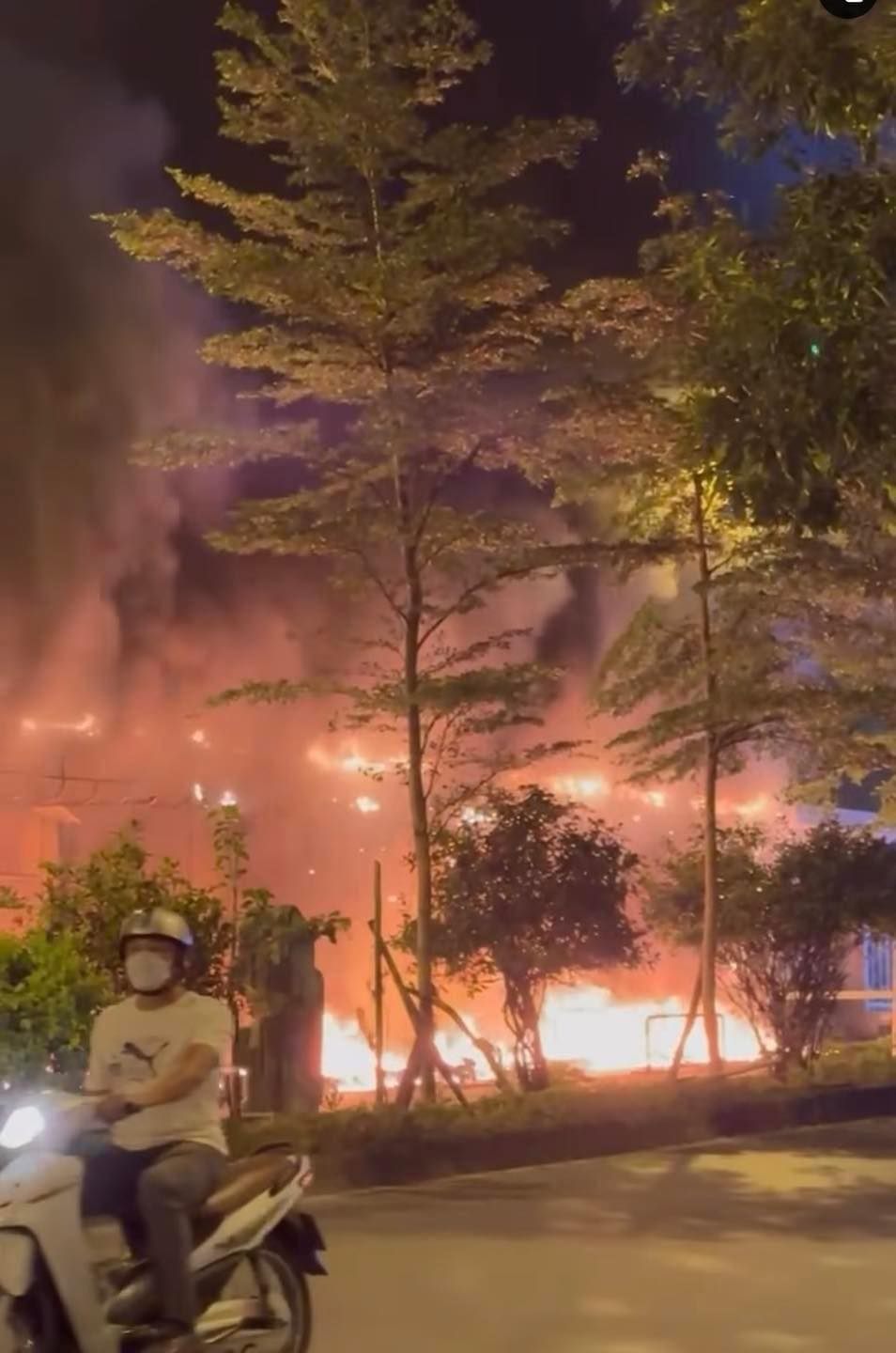 Ảnh, clip: Hiện trường vụ cháy tại Bệnh viện Đức Giang, cột lửa và khói bốc lên ngùn ngụt khiến nhiều người hốt hoảng- Ảnh 5. Ảnh, clip: Hiện trường vụ cháy tại Bệnh viện Đức Giang, cột lửa và khói bốc lên ngùn ngụt khiến nhiều người hốt hoảng- Ảnh 5.