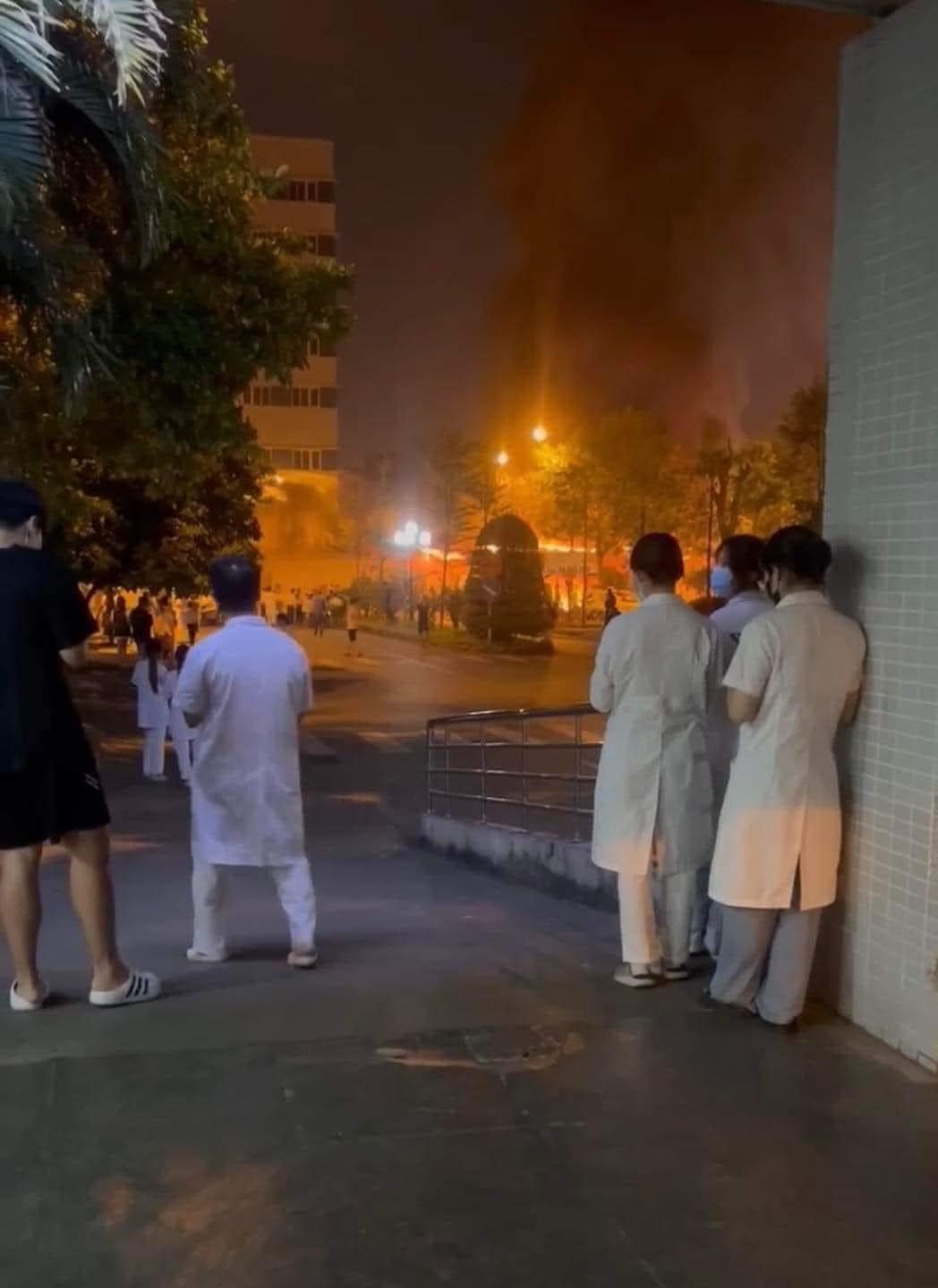 Ảnh, clip: Hiện trường vụ cháy tại Bệnh viện Đức Giang, cột lửa và khói bốc lên ngùn ngụt khiến nhiều người hốt hoảng- Ảnh 3. Ảnh, clip: Hiện trường vụ cháy tại Bệnh viện Đức Giang, cột lửa và khói bốc lên ngùn ngụt khiến nhiều người hốt hoảng- Ảnh 3.