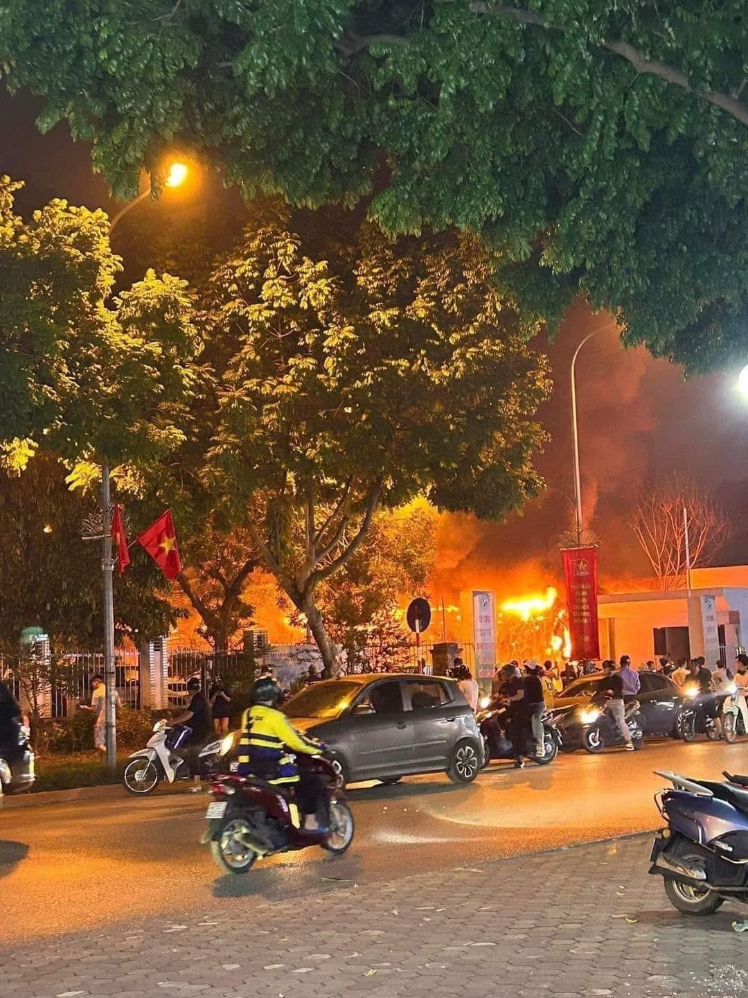 Ảnh, clip: Hiện trường vụ cháy tại Bệnh viện Đức Giang, cột lửa và khói bốc lên ngùn ngụt khiến nhiều người hốt hoảng- Ảnh 4. Ảnh, clip: Hiện trường vụ cháy tại Bệnh viện Đức Giang, cột lửa và khói bốc lên ngùn ngụt khiến nhiều người hốt hoảng- Ảnh 4.