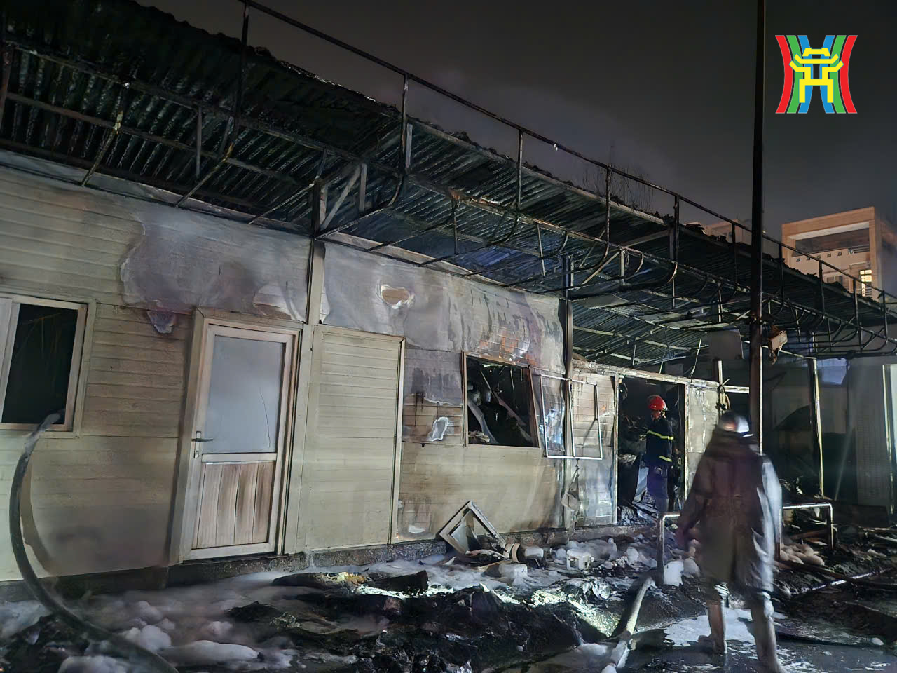 Ảnh, clip: Hiện trường vụ cháy tại Bệnh viện Đức Giang, cột lửa và khói bốc lên ngùn ngụt khiến nhiều người hốt hoảng- Ảnh 9. Ảnh, clip: Hiện trường vụ cháy tại Bệnh viện Đức Giang, cột lửa và khói bốc lên ngùn ngụt khiến nhiều người hốt hoảng- Ảnh 9.