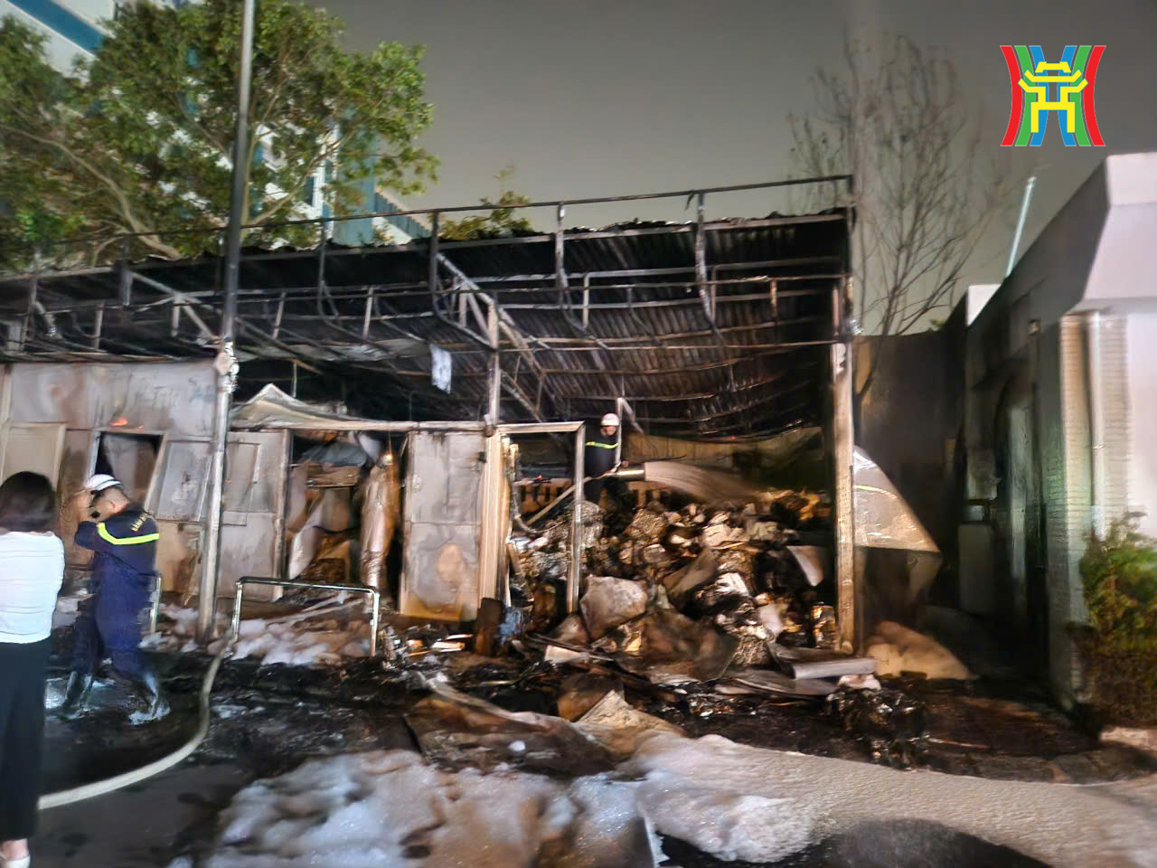 Ảnh, clip: Hiện trường vụ cháy tại Bệnh viện Đức Giang, cột lửa và khói bốc lên ngùn ngụt khiến nhiều người hốt hoảng- Ảnh 8. Ảnh, clip: Hiện trường vụ cháy tại Bệnh viện Đức Giang, cột lửa và khói bốc lên ngùn ngụt khiến nhiều người hốt hoảng- Ảnh 8.