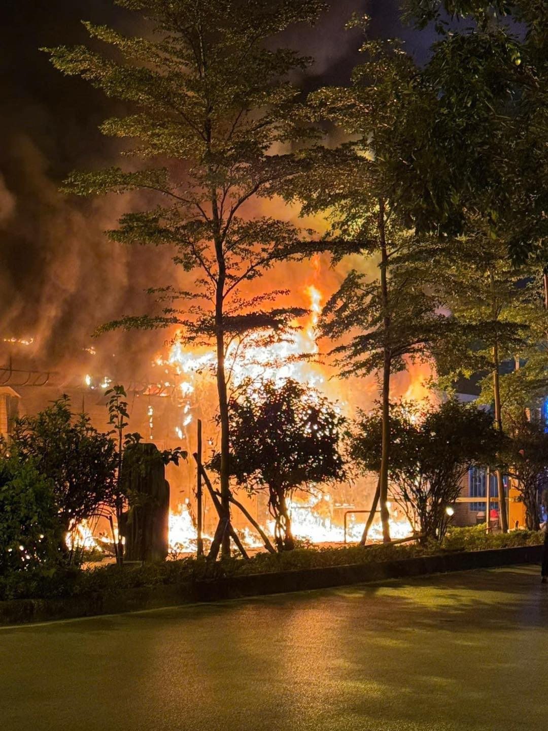 Ảnh, clip: Hiện trường vụ cháy tại Bệnh viện Đức Giang, cột lửa và khói bốc lên ngùn ngụt khiến nhiều người hốt hoảng- Ảnh 2. Ảnh, clip: Hiện trường vụ cháy tại Bệnh viện Đức Giang, cột lửa và khói bốc lên ngùn ngụt khiến nhiều người hốt hoảng- Ảnh 2.