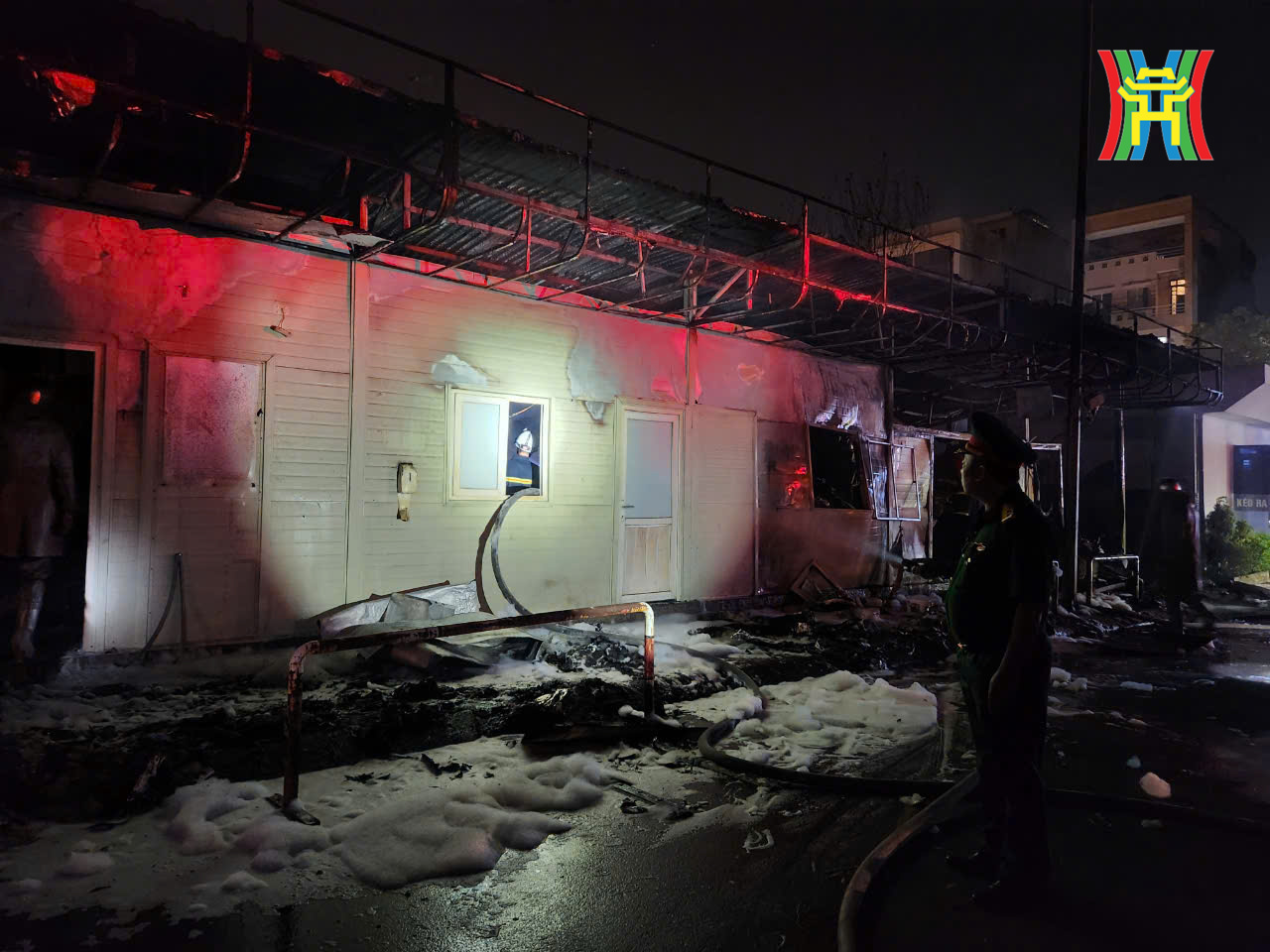 Ảnh, clip: Hiện trường vụ cháy tại Bệnh viện Đức Giang, cột lửa và khói bốc lên ngùn ngụt khiến nhiều người hốt hoảng- Ảnh 6. Ảnh, clip: Hiện trường vụ cháy tại Bệnh viện Đức Giang, cột lửa và khói bốc lên ngùn ngụt khiến nhiều người hốt hoảng- Ảnh 6.