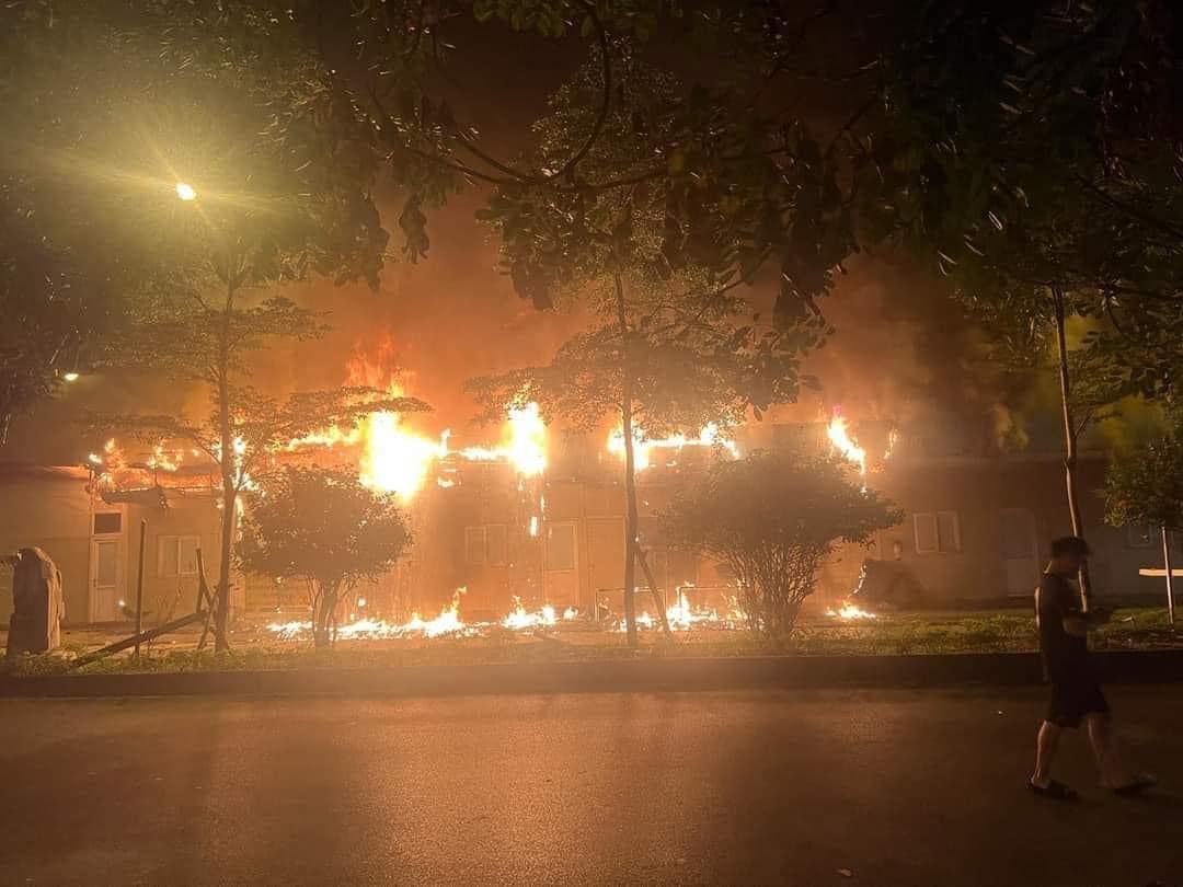 Ảnh, clip: Hiện trường vụ cháy tại Bệnh viện Đức Giang, cột lửa và khói bốc lên ngùn ngụt khiến nhiều người hốt hoảng- Ảnh 1. Ảnh, clip: Hiện trường vụ cháy tại Bệnh viện Đức Giang, cột lửa và khói bốc lên ngùn ngụt khiến nhiều người hốt hoảng- Ảnh 1.