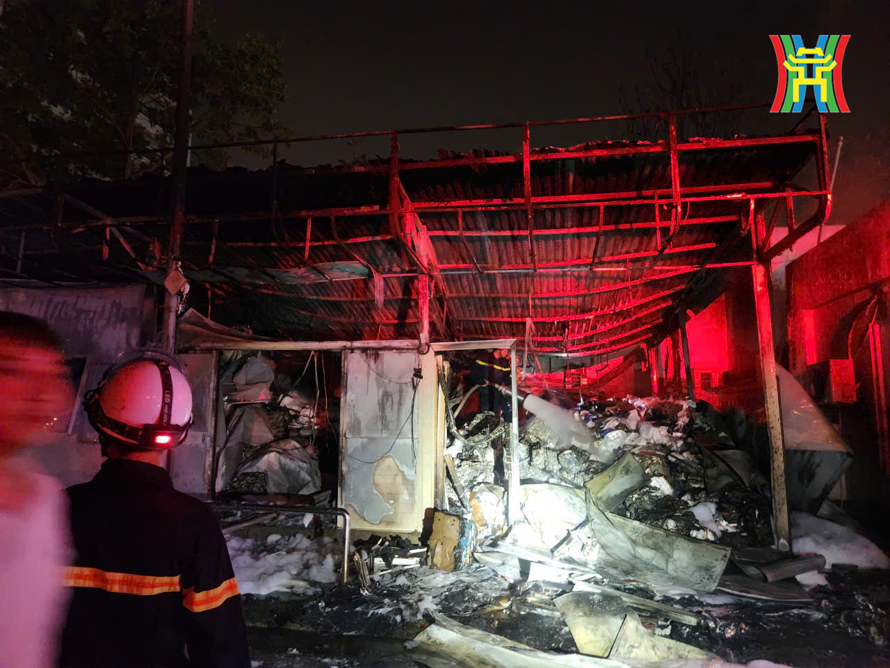 Ảnh, clip: Hiện trường vụ cháy tại Bệnh viện Đức Giang, cột lửa và khói bốc lên ngùn ngụt khiến nhiều người hốt hoảng- Ảnh 7. Ảnh, clip: Hiện trường vụ cháy tại Bệnh viện Đức Giang, cột lửa và khói bốc lên ngùn ngụt khiến nhiều người hốt hoảng- Ảnh 7.