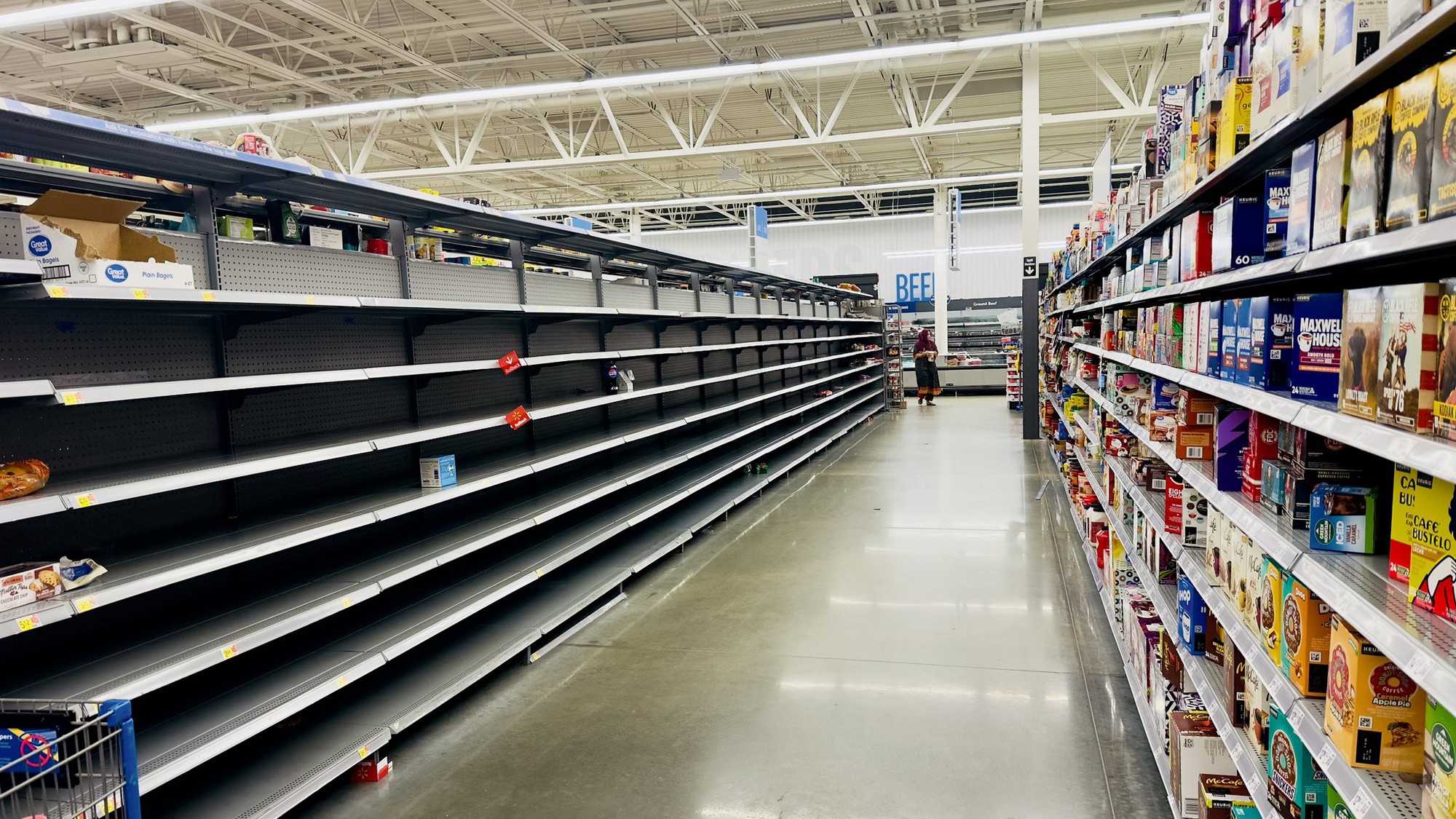 Hàng loạt siêu thị trống trơn trước siêu bão Milton: Một mặt hàng trở nên khan hiếm- Ảnh 8.