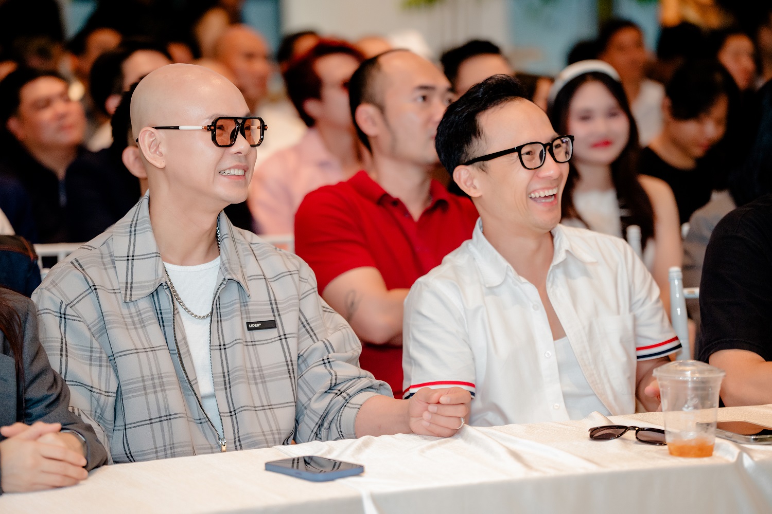 Bị hỏi về các cuộc tình, danh thủ Hồng Sơn: "Gia đình đang yên ổn, tự nhiên có quả lựu đạn văng vào"- Ảnh 2. Bị hỏi về các cuộc tình, danh thủ Hồng Sơn: "Gia đình đang yên ổn, tự nhiên có quả lựu đạn văng vào"- Ảnh 2.