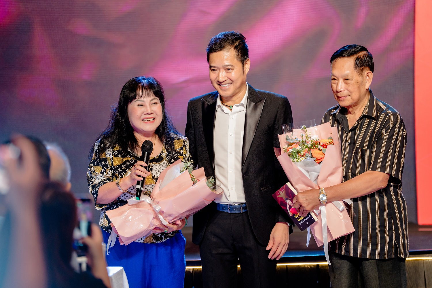 Bị hỏi về các cuộc tình, danh thủ Hồng Sơn: "Gia đình đang yên ổn, tự nhiên có quả lựu đạn văng vào"- Ảnh 3. Bị hỏi về các cuộc tình, danh thủ Hồng Sơn: "Gia đình đang yên ổn, tự nhiên có quả lựu đạn văng vào"- Ảnh 3.