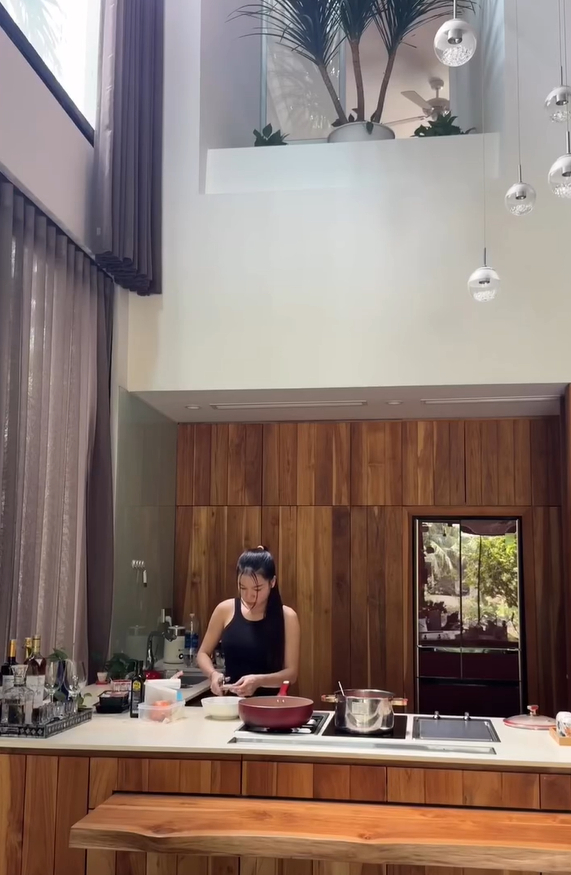 Vợ bầu của Đặng Văn Lâm khoe chân dài thẳng tắp, lái xế hộp đi chơi, được mẹ chồng khen thông minh vì cách chăm sóc gia đình- Ảnh 3.