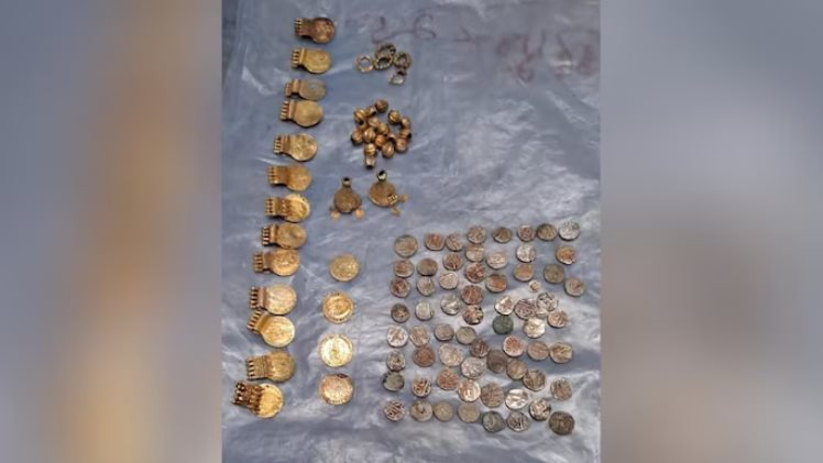 Đào đất nông trường, công nhân phát hiện vật thể hình trụ chứa đầy vàng ngọc, suýt vứt đi vì nhầm với mìn: Cảnh sát lập tức thu hồi, dự đoán niên đại hàng trăm năm- Ảnh 1.