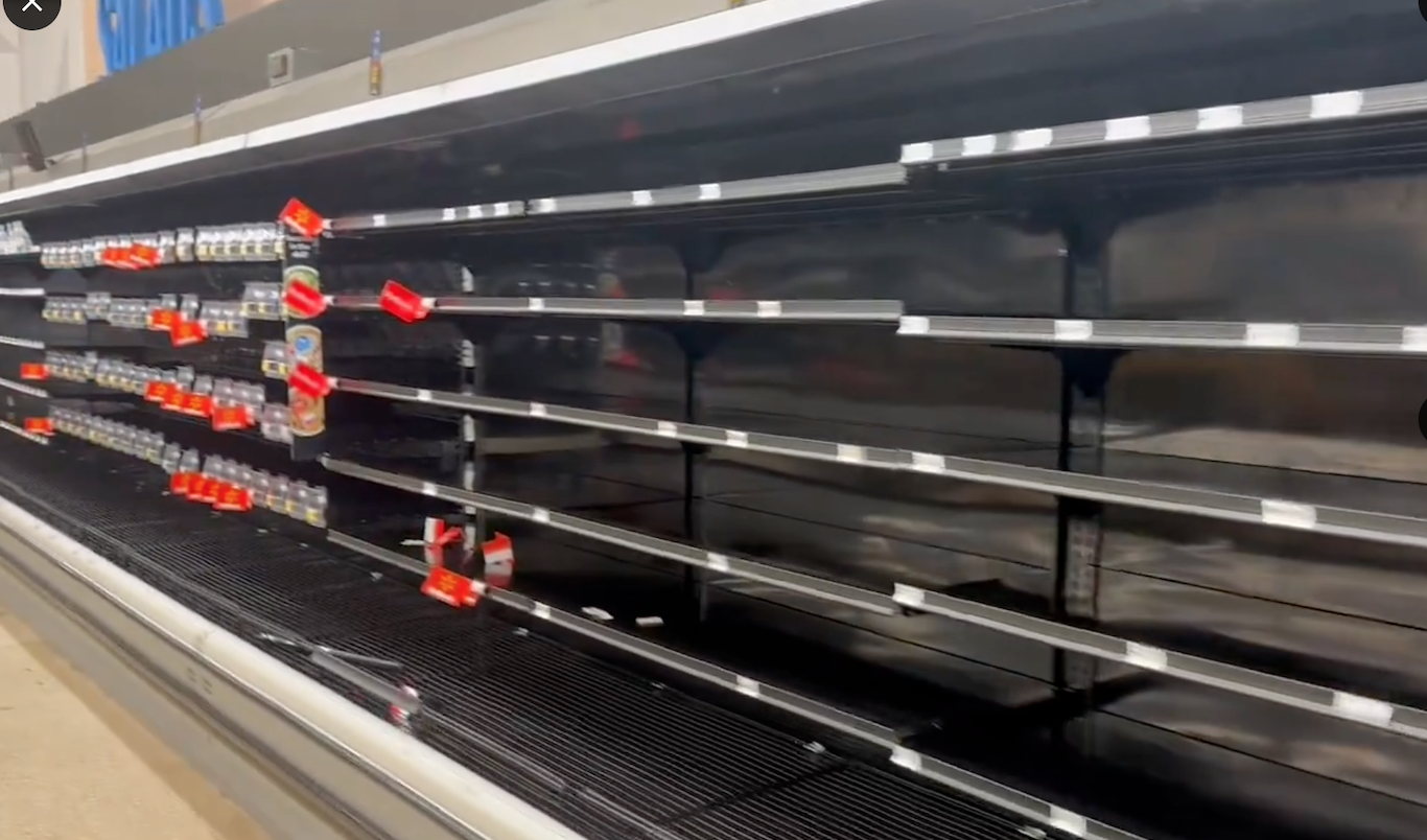 Hàng loạt siêu thị trống trơn trước siêu bão Milton: Một mặt hàng trở nên khan hiếm- Ảnh 1.