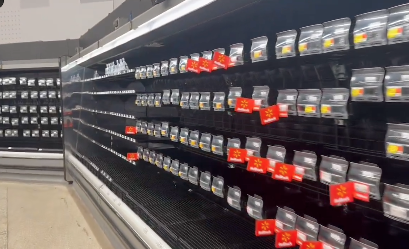 Hàng loạt siêu thị trống trơn trước siêu bão Milton: Một mặt hàng trở nên khan hiếm- Ảnh 2.