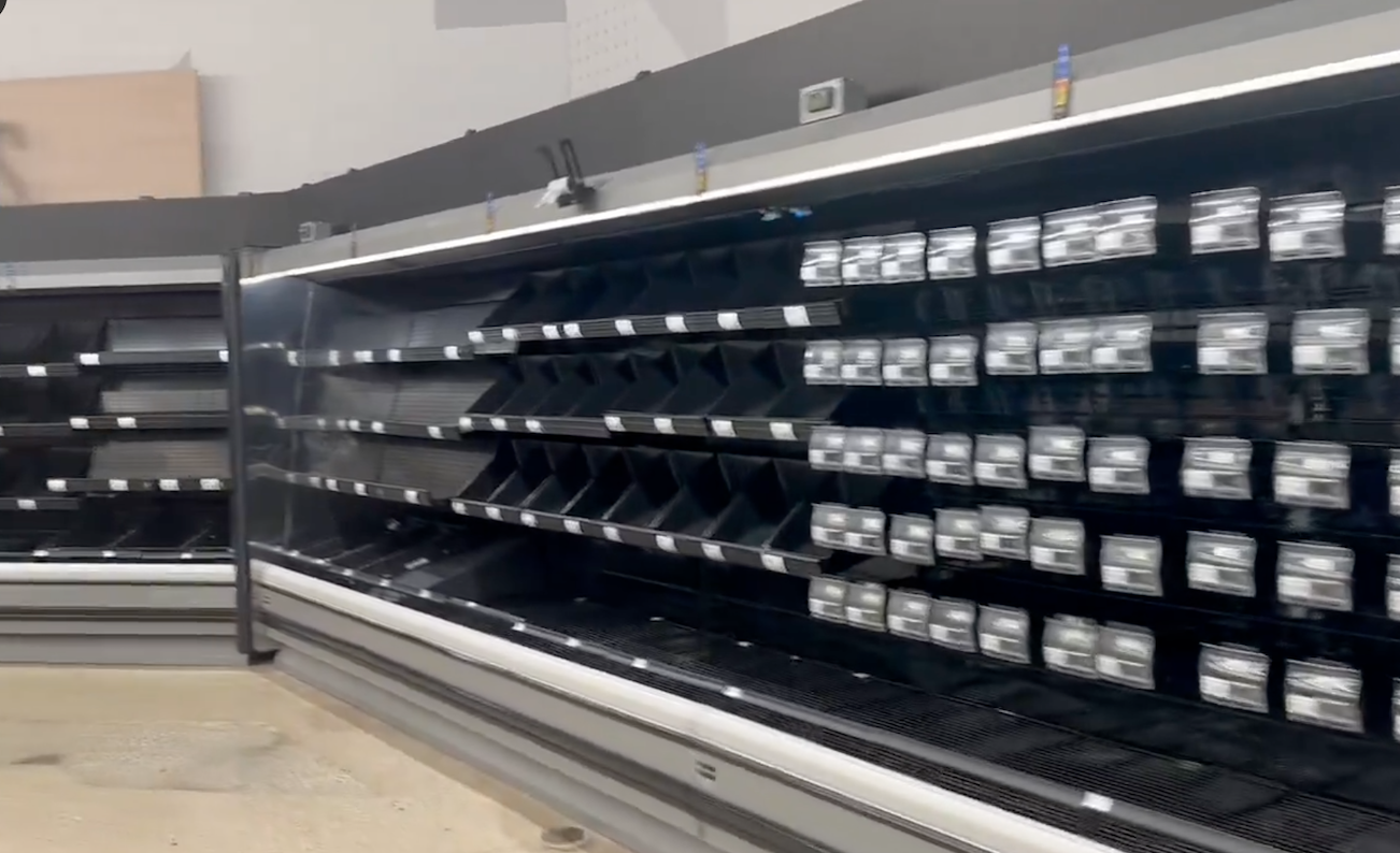 Hàng loạt siêu thị trống trơn trước siêu bão Milton: Một mặt hàng trở nên khan hiếm- Ảnh 3.