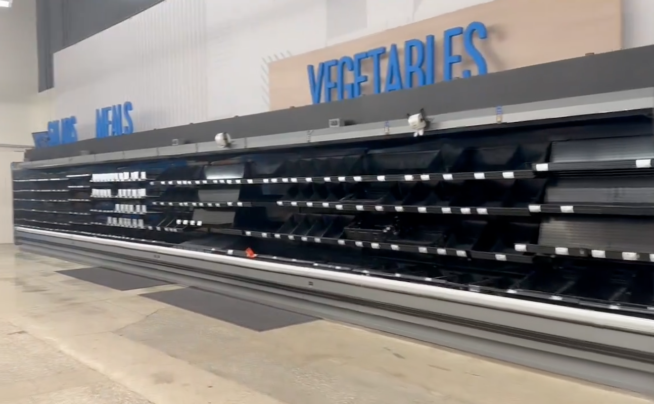 Hàng loạt siêu thị trống trơn trước siêu bão Milton: Một mặt hàng trở nên khan hiếm- Ảnh 4.