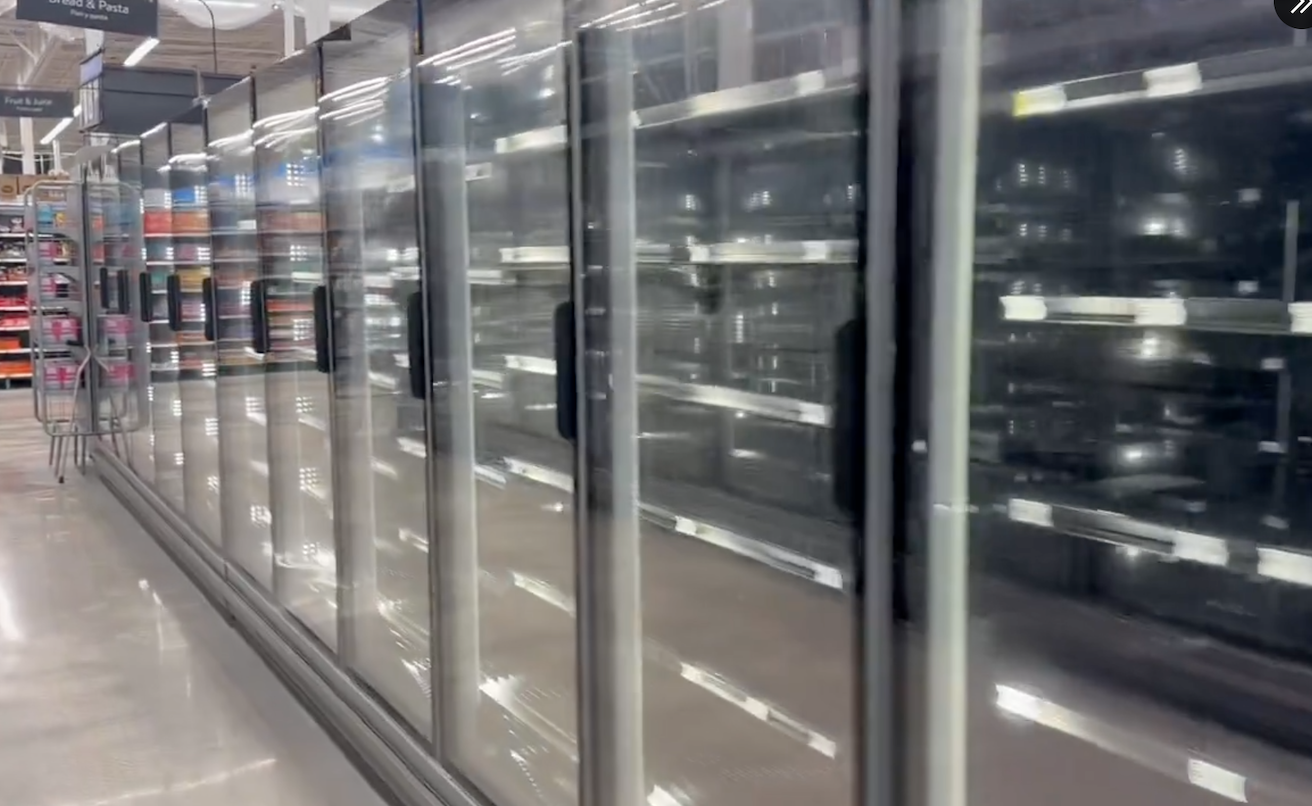 Hàng loạt siêu thị trống trơn trước siêu bão Milton: Một mặt hàng trở nên khan hiếm- Ảnh 6.