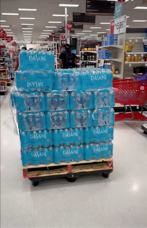 Hàng loạt siêu thị trống trơn trước siêu bão Milton: Một mặt hàng trở nên khan hiếm- Ảnh 13.