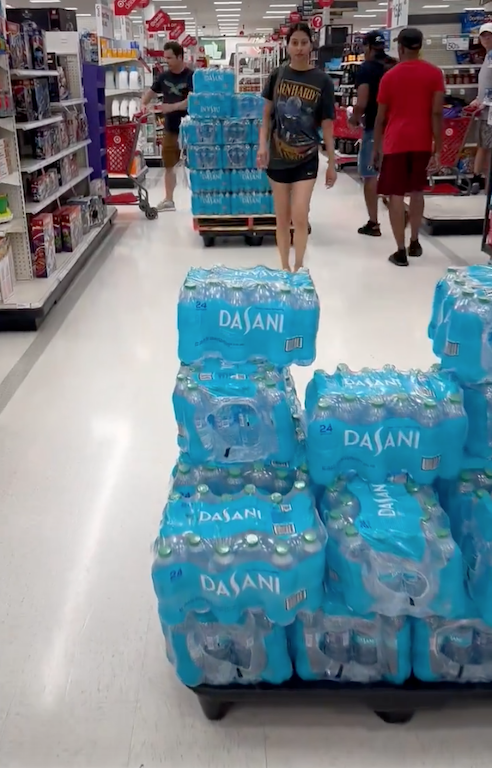 Hàng loạt siêu thị trống trơn trước siêu bão Milton: Một mặt hàng trở nên khan hiếm- Ảnh 14.