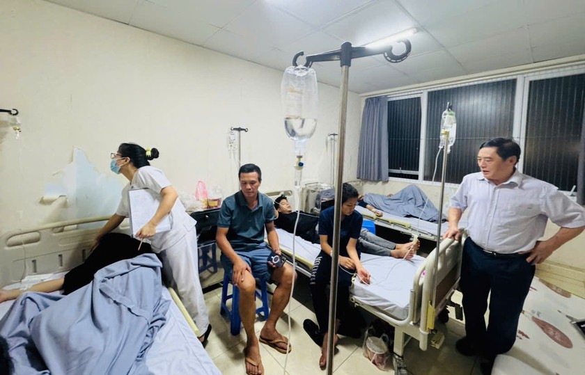 Vụ 49 sinh viên sốt, đau bụng, nôn phải nhập viện sau bữa tối: Tạm đóng cửa bếp ăn trường- Ảnh 1. Vụ 49 sinh viên sốt, đau bụng, nôn phải nhập viện sau bữa tối: Tạm đóng cửa bếp ăn trường- Ảnh 1.