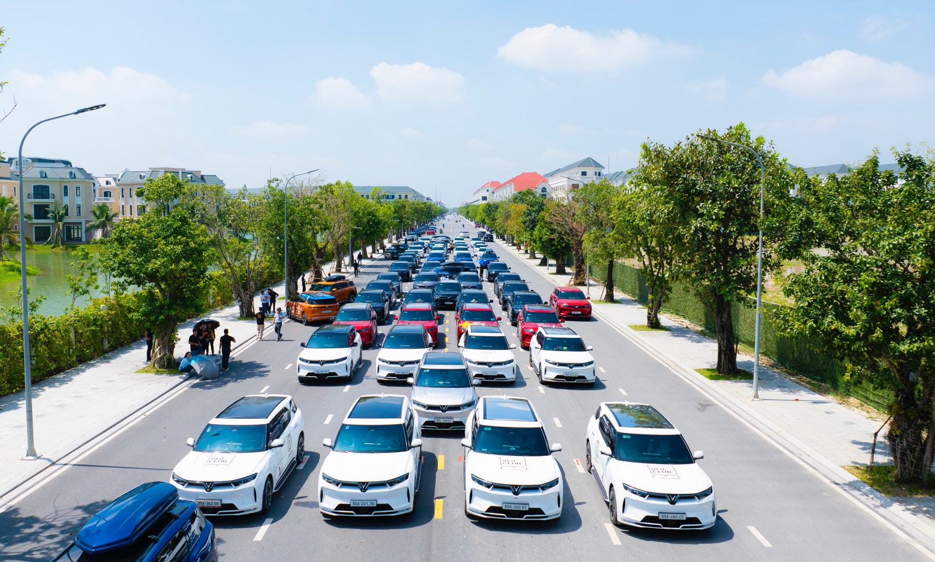 Đưa 333 xe VinFast VF 9 vượt hơn 100km đi 'xếp hình', trưởng nhóm chia sẻ: 'Đoàn quá dài, Usain Bolt chạy vội cũng phải mất 5 phút'- Ảnh 4. Đưa 333 xe VinFast VF 9 vượt hơn 100km đi 'xếp hình', trưởng nhóm chia sẻ: 'Đoàn quá dài, Usain Bolt chạy vội cũng phải mất 5 phút'- Ảnh 4.