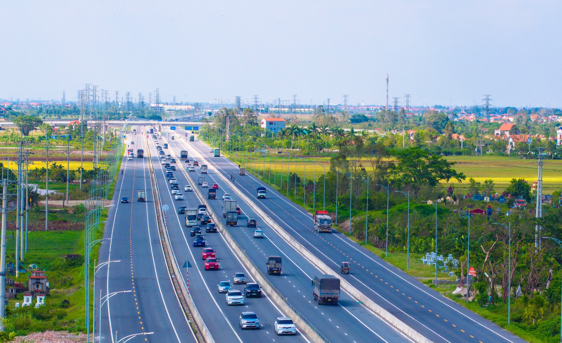 Đưa 333 xe VinFast VF 9 vượt hơn 100km đi 'xếp hình', trưởng nhóm chia sẻ: 'Đoàn quá dài, Usain Bolt chạy vội cũng phải mất 5 phút'- Ảnh 12. Đưa 333 xe VinFast VF 9 vượt hơn 100km đi 'xếp hình', trưởng nhóm chia sẻ: 'Đoàn quá dài, Usain Bolt chạy vội cũng phải mất 5 phút'- Ảnh 12.