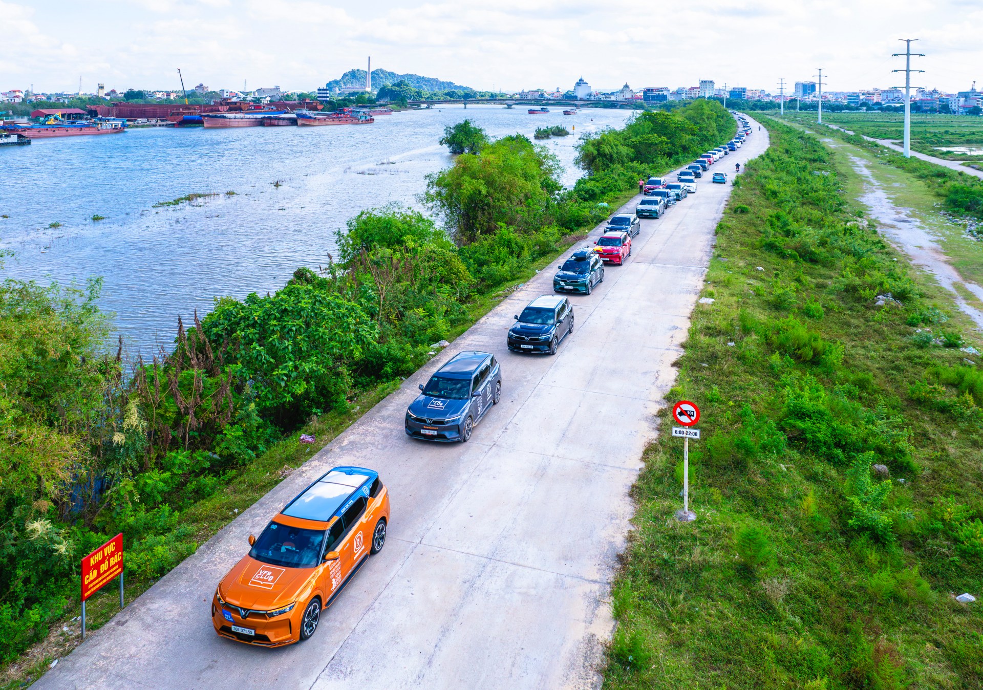 Đưa 333 xe VinFast VF 9 vượt hơn 100km đi 'xếp hình', trưởng nhóm chia sẻ: 'Đoàn quá dài, Usain Bolt chạy vội cũng phải mất 5 phút'- Ảnh 13. Đưa 333 xe VinFast VF 9 vượt hơn 100km đi 'xếp hình', trưởng nhóm chia sẻ: 'Đoàn quá dài, Usain Bolt chạy vội cũng phải mất 5 phút'- Ảnh 13.