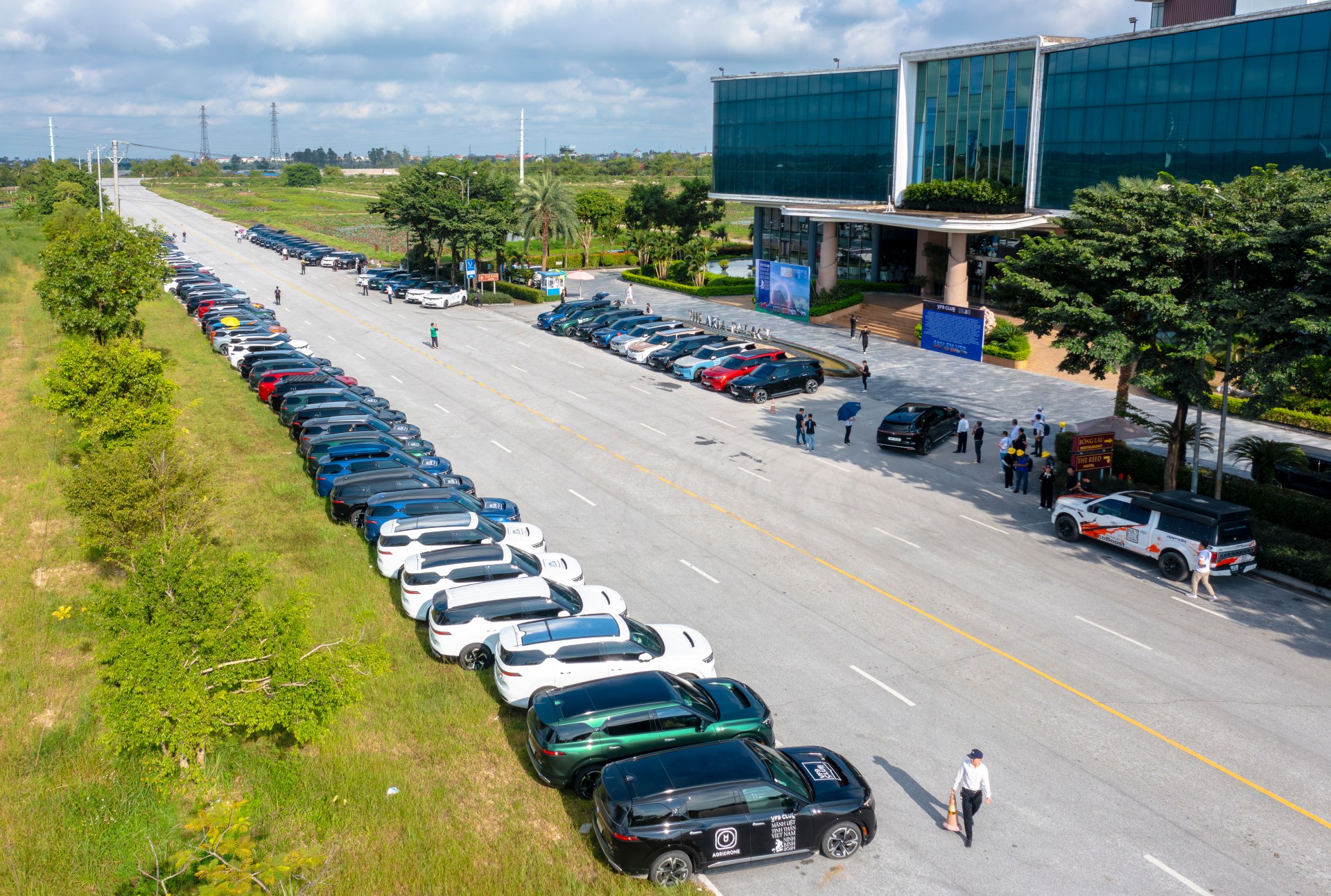 Đưa 333 xe VinFast VF 9 vượt hơn 100km đi 'xếp hình', trưởng nhóm chia sẻ: 'Đoàn quá dài, Usain Bolt chạy vội cũng phải mất 5 phút'- Ảnh 6. Đưa 333 xe VinFast VF 9 vượt hơn 100km đi 'xếp hình', trưởng nhóm chia sẻ: 'Đoàn quá dài, Usain Bolt chạy vội cũng phải mất 5 phút'- Ảnh 6.