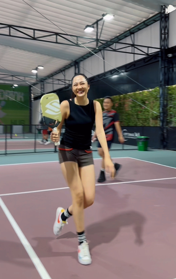 Ca sĩ Bảo Anh khoe vóc dáng mẹ một con trên sân pickleball- Ảnh 1.