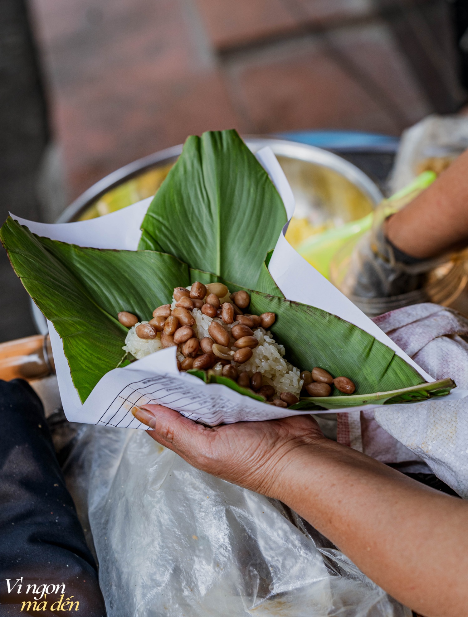 Sáng mùa thu Hà Nội ghé sạp xôi giữa phố xá nhịp, nghe tâm sự cô bán hàng người làng Phú Thượng: Bán xôi mua nhà lầu xe hơi được không?- Ảnh 4.