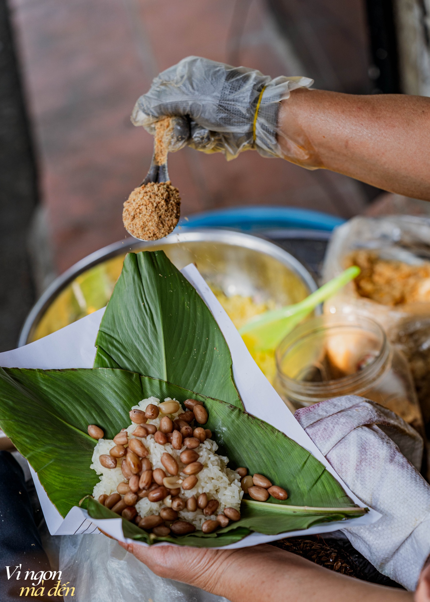 Sáng mùa thu Hà Nội ghé sạp xôi giữa phố xá nhịp, nghe tâm sự cô bán hàng người làng Phú Thượng: Bán xôi mua nhà lầu xe hơi được không?- Ảnh 5.