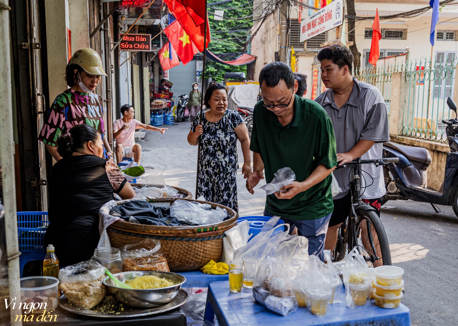 Sáng mùa thu Hà Nội ghé sạp xôi giữa phố xá nhịp, nghe tâm sự cô bán hàng người làng Phú Thượng: Bán xôi mua nhà lầu xe hơi được không?- Ảnh 25.