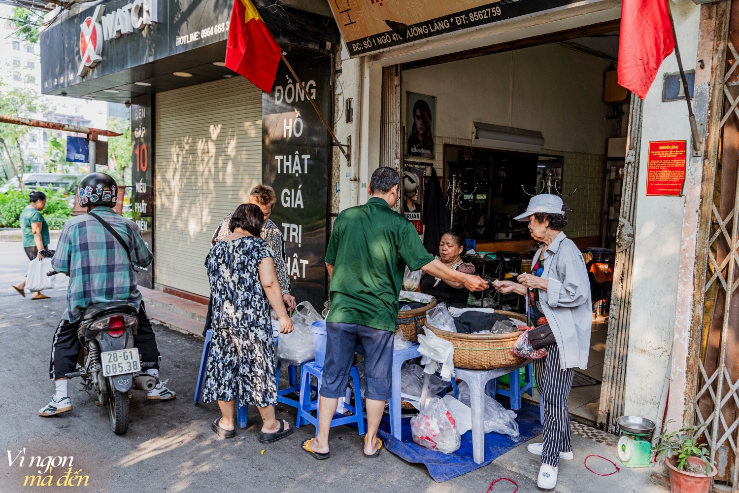 Sáng mùa thu Hà Nội ghé sạp xôi giữa phố xá nhịp, nghe tâm sự cô bán hàng người làng Phú Thượng: Bán xôi mua nhà lầu xe hơi được không?- Ảnh 2.