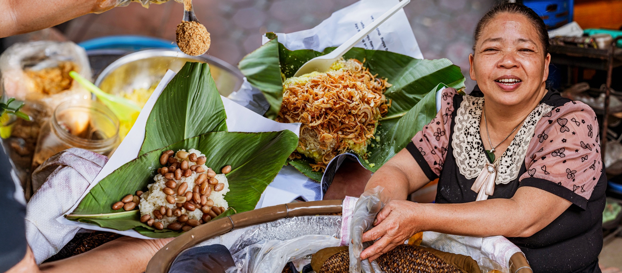 Sáng mùa thu Hà Nội ghé sạp xôi giữa phố xá nhịp, nghe tâm sự cô bán hàng người làng Phú Thượng: Bán xôi mua nhà lầu xe hơi được không?- Ảnh 1.