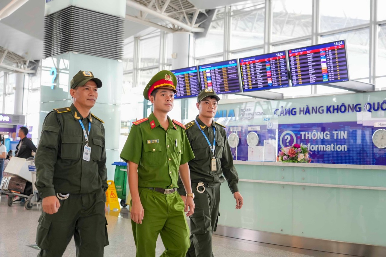 Người đàn ông bỏ quên hơn 15.000 USD tại sân bay- Ảnh 3.