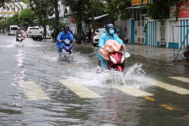 Nam Bộ và miền Trung đón mưa lớn kéo dài- Ảnh 1.