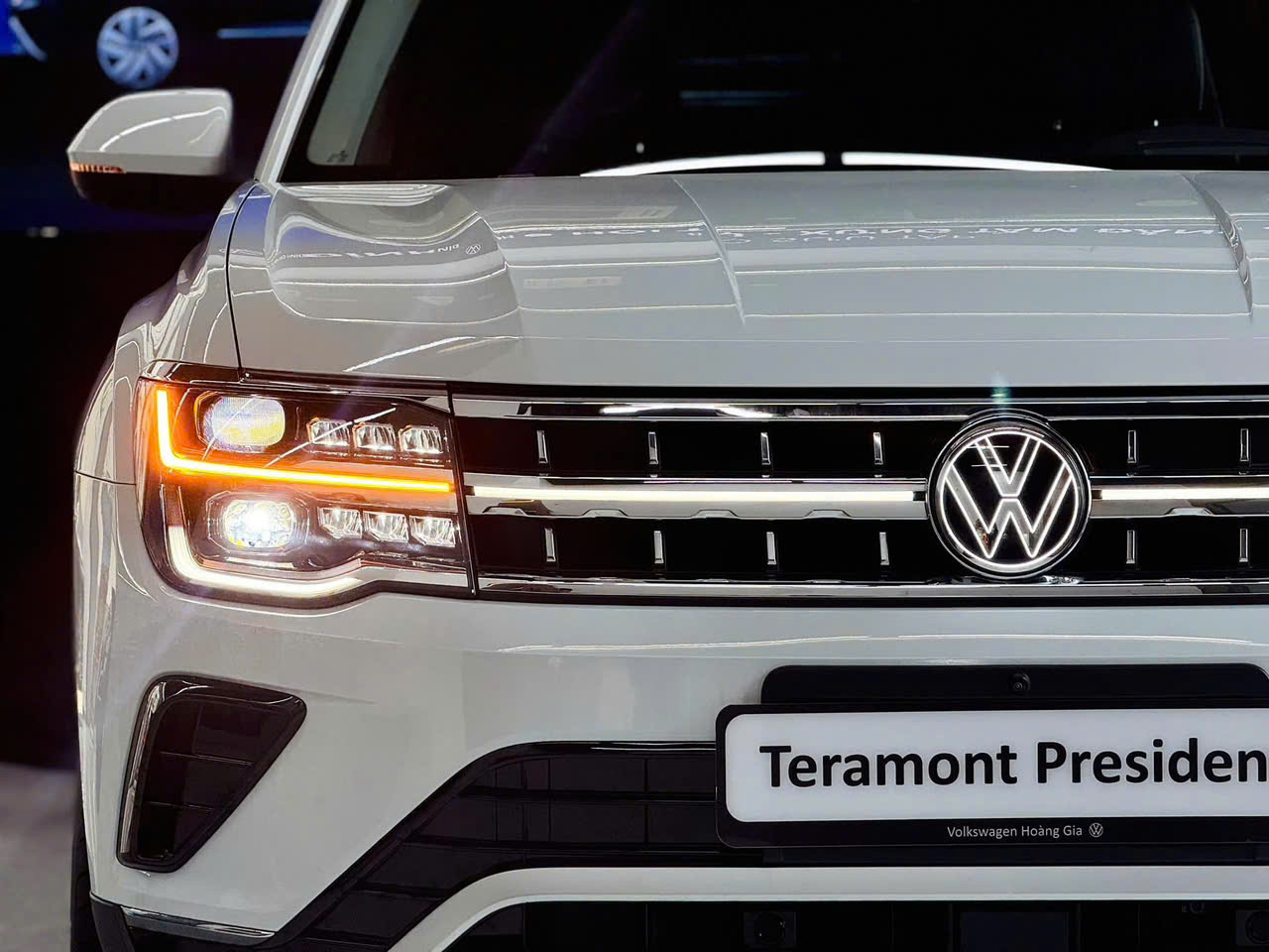 VW Teramont President về đại lý: Giá 2,4 tỷ đồng, hàng 2 ghế 'chủ tịch', có ADAS, giới hạn 88 xe trong năm 2024- Ảnh 1.