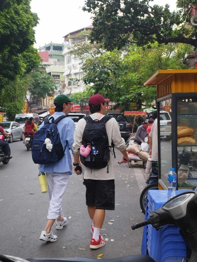 'MC quốc dân' Yoo Jae Suk và dàn sao Hàn ăn phở, dạo phố Hà Nội- Ảnh 4.