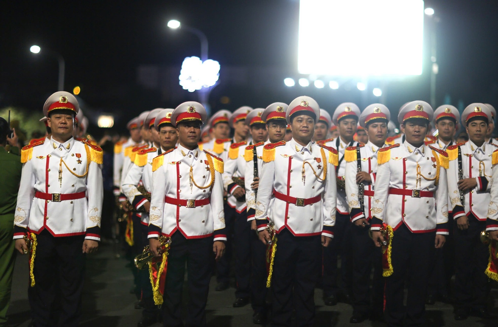 'Biển người' chen chân xem kỵ binh diễu hành trên đường phố Đà Lạt- Ảnh 9.