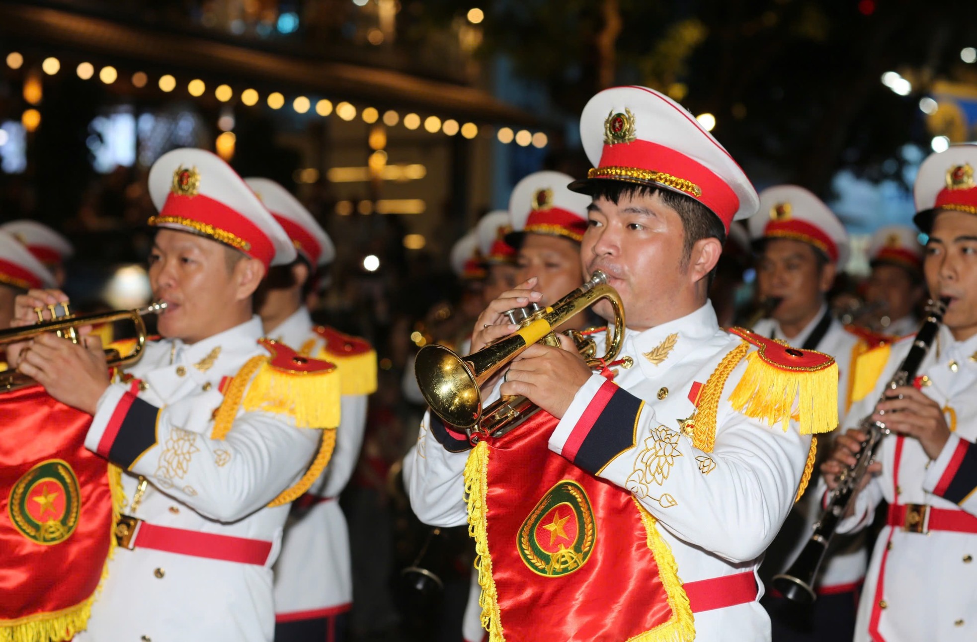 'Biển người' chen chân xem kỵ binh diễu hành trên đường phố Đà Lạt- Ảnh 10.