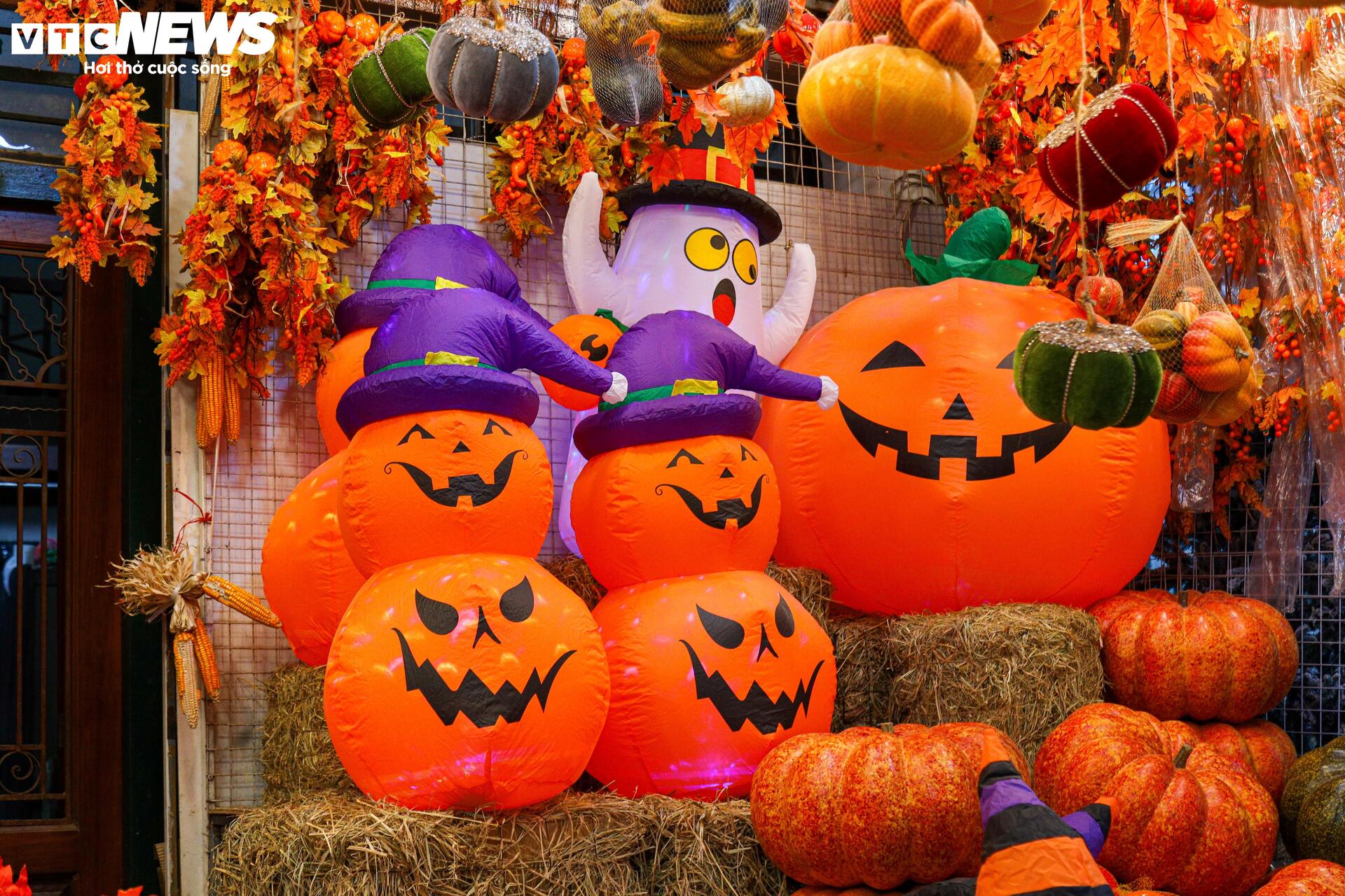 Đồ chơi Halloween ngập tràn, phố cổ Hà Nội trở nên ma mị- Ảnh 12.